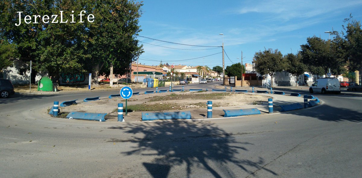 Jerez_Life's tweet photo. ✔ #Jerez, ciudad de grandes y bonitas rotondas. En esta ocasión 'NO', más de 5 años de provisional. 'La Marquesa'
#JerezDenuncias #JerezLife https://t.co/aRPaYmboIi