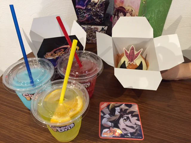 今更のご報告ではありますが、秋葉原のCOLLABO CAFE HONPOさんにも仲間たちと行きました。俺がひいたアクキーはマリアさん。

すぐ後に入ってきてドリンクをテイクアウトしていった女の子二人組のひとりがツインテールだったので、「リアルシラキリかよ!?」と盛り上がりました。 