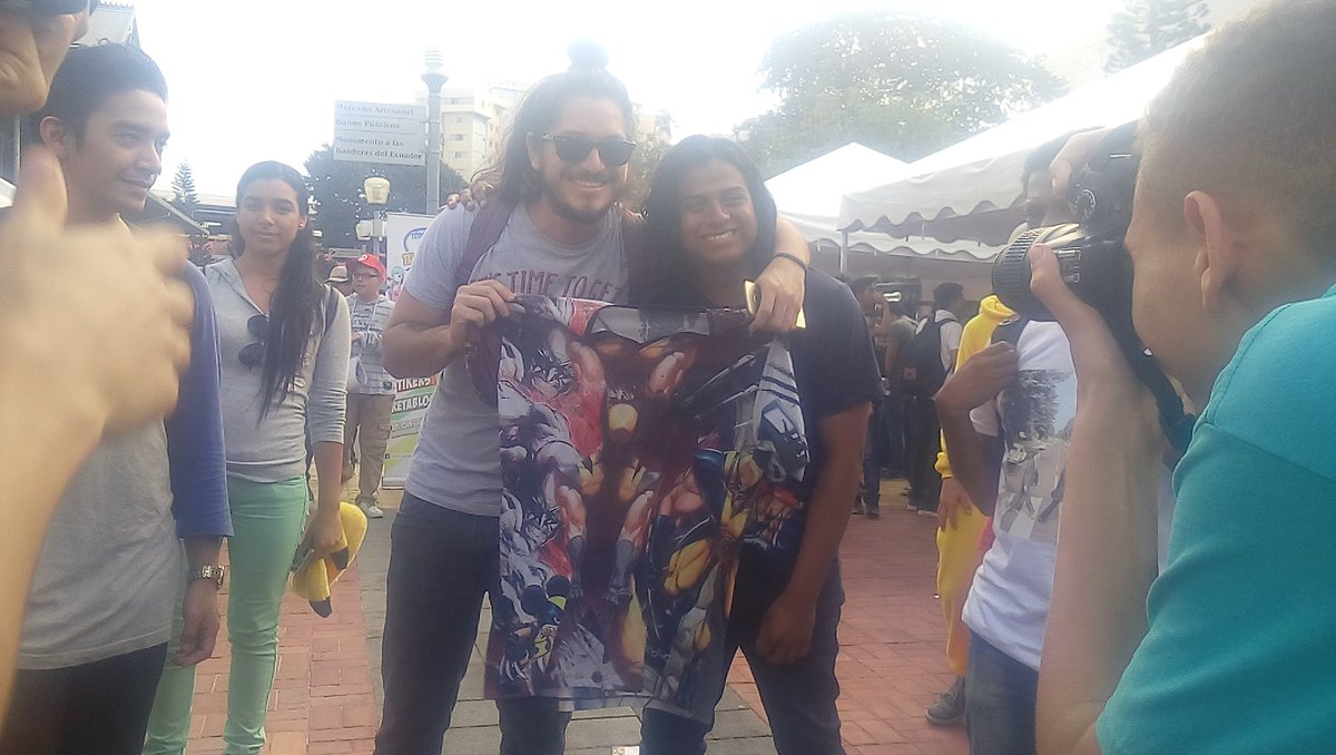 FreJurgen's tweet photo. @LoganMois Logaaaaaaaan no pude decirte mi nombre pero, fui el que te obsequió la camiseta de Wolverine. Fue un gusto conocerte :') https://t.co/EN7LXnsltT