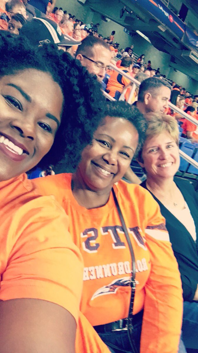 tinamar2986's tweet photo. @OLLUnivSATX Prez and Provost out supporting @UTSA! #UTSAHC17  #OneSanAntonio #HigherEdlove https://t.co/EDxlNsPbrK
