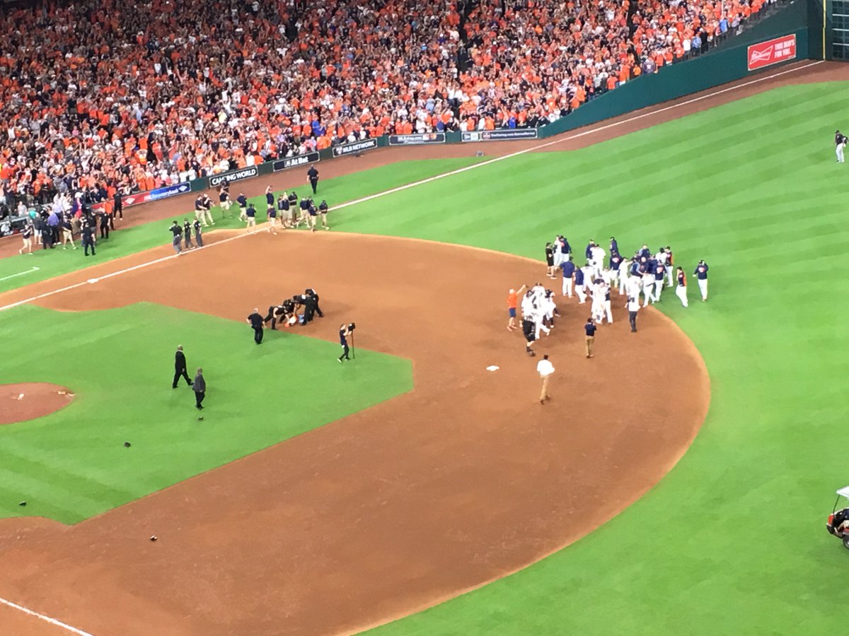 NaMmM_Chicken's tweet photo. One more step, beat the L.A. DODGERS!! #EarnIt #Astros https://t.co/rh5DOqmNCe