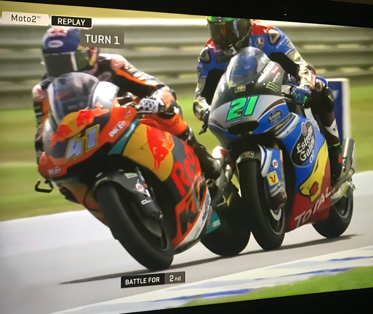 Come on @BradBinder_41 what a pass!
