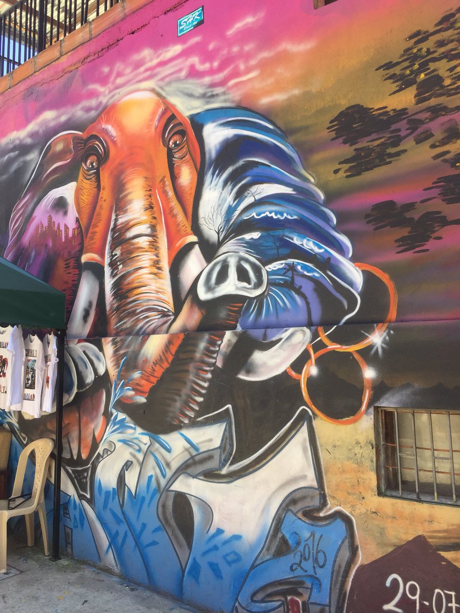 Manuelaz1308's tweet photo. #grafitourcomuna13 #Medellín https://t.co/Ol8IgeEIm7