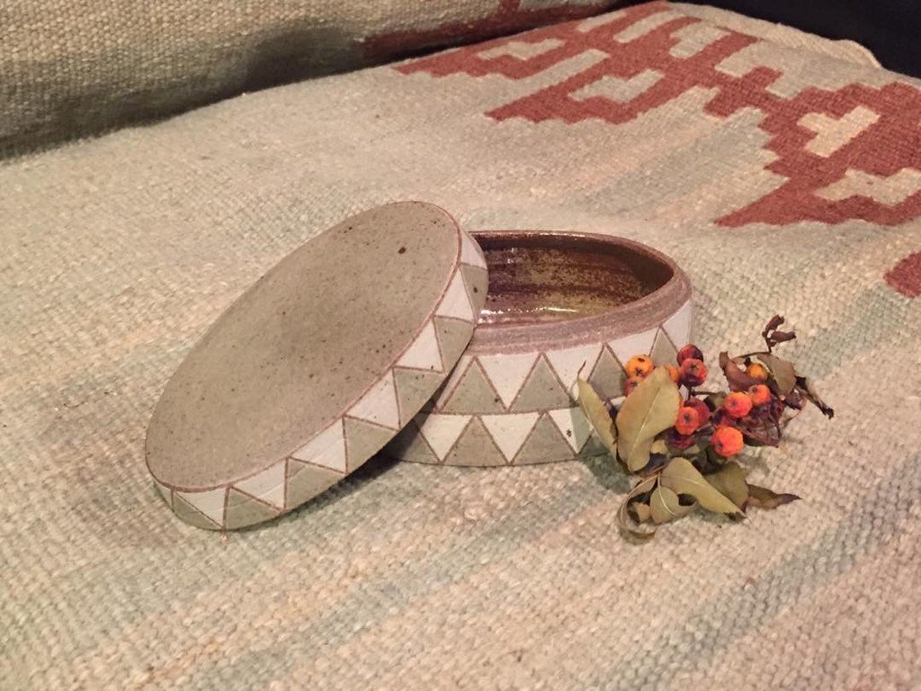 AplusCJp's tweet image. デンマーク陶芸家ベンテさんの作品の1つ。
#aplusc #ミーリー #大磯 #大磯器の日 #絨毯 #北欧陶芸 ift.tt/2gYZH7T