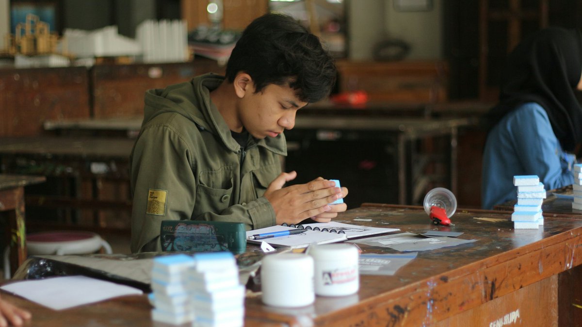 [LIVE REPORT]

Tengah berlangsung workshop modelling toys nih di #djamoe6 kamu yang belum ke djamoe6 ini hari terakhir loh! Hayu ah 🍃