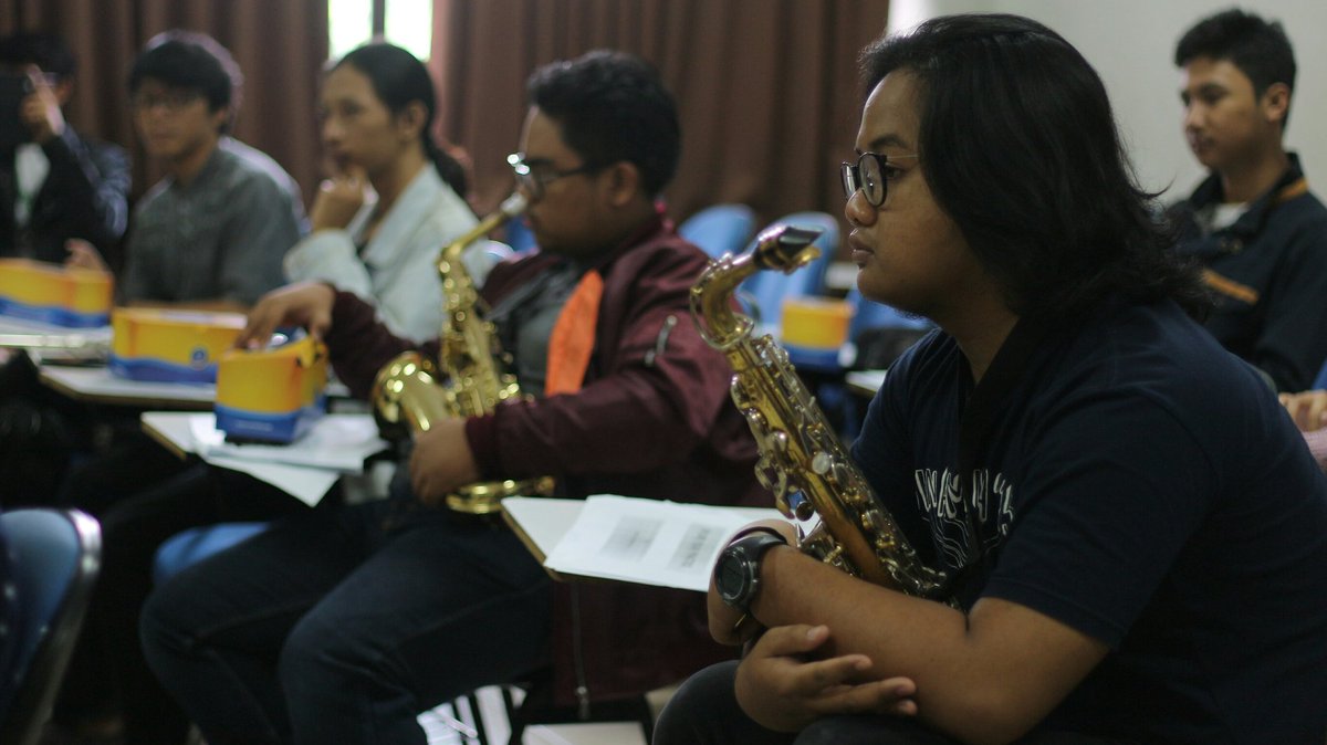 [LIVE REPORT]

Tengah berlangsung workshop alat tiup nih di #djamoe6 kamu yang belum ke djamoe6 ini hari terakhir loh! Hayu ah 🍃