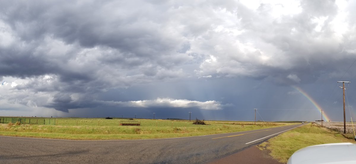 LoneStarStorms's tweet photo. East of manitou, ok. #wallcloud #meso #inflowtail #rainbow #hailshaft @surfacebased https://t.co/tvXGbNr23w