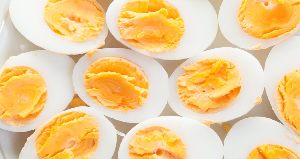 WebMD's tweet photo. Research shows that people who had eggs in the morning ate 22% fewer calories at lunch than those who had a bagel. https://t.co/T1Oo4Y8YdQ https://t.co/vDSAiJtBAq