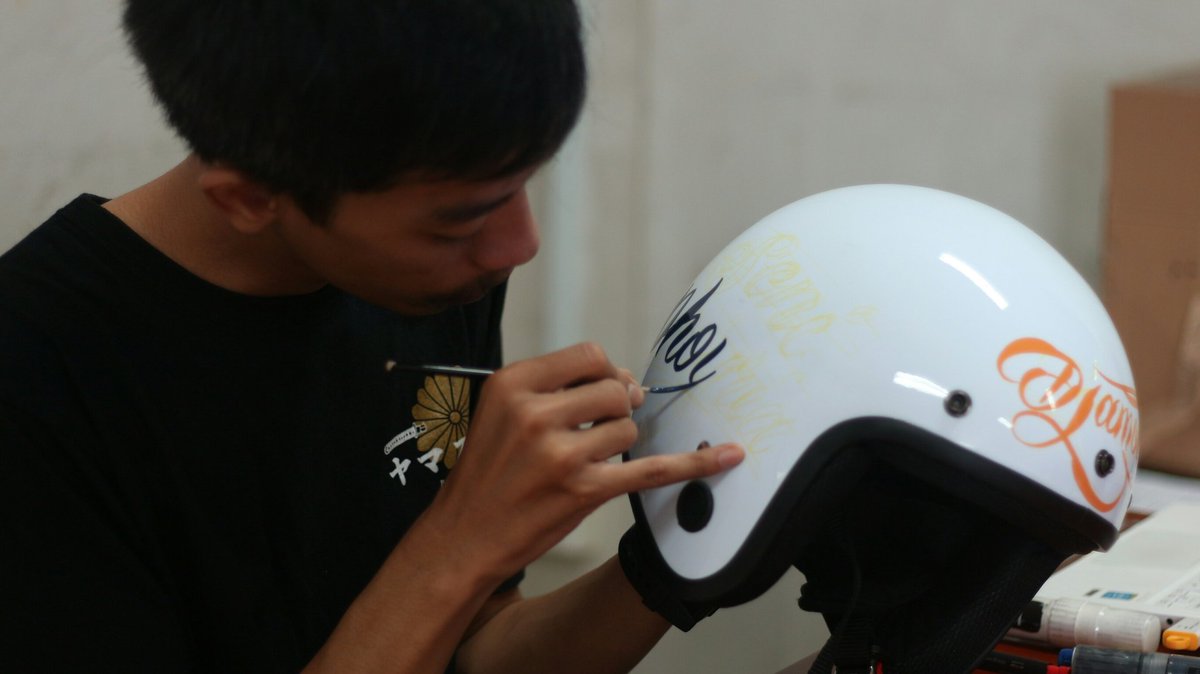 [LIVE REPORT]

Tengah berlangsung workshop lettering nih di #djamoe6 kamu yang belum ke djamoe6 ini hari terakhir loh! Hayu ah 🍃