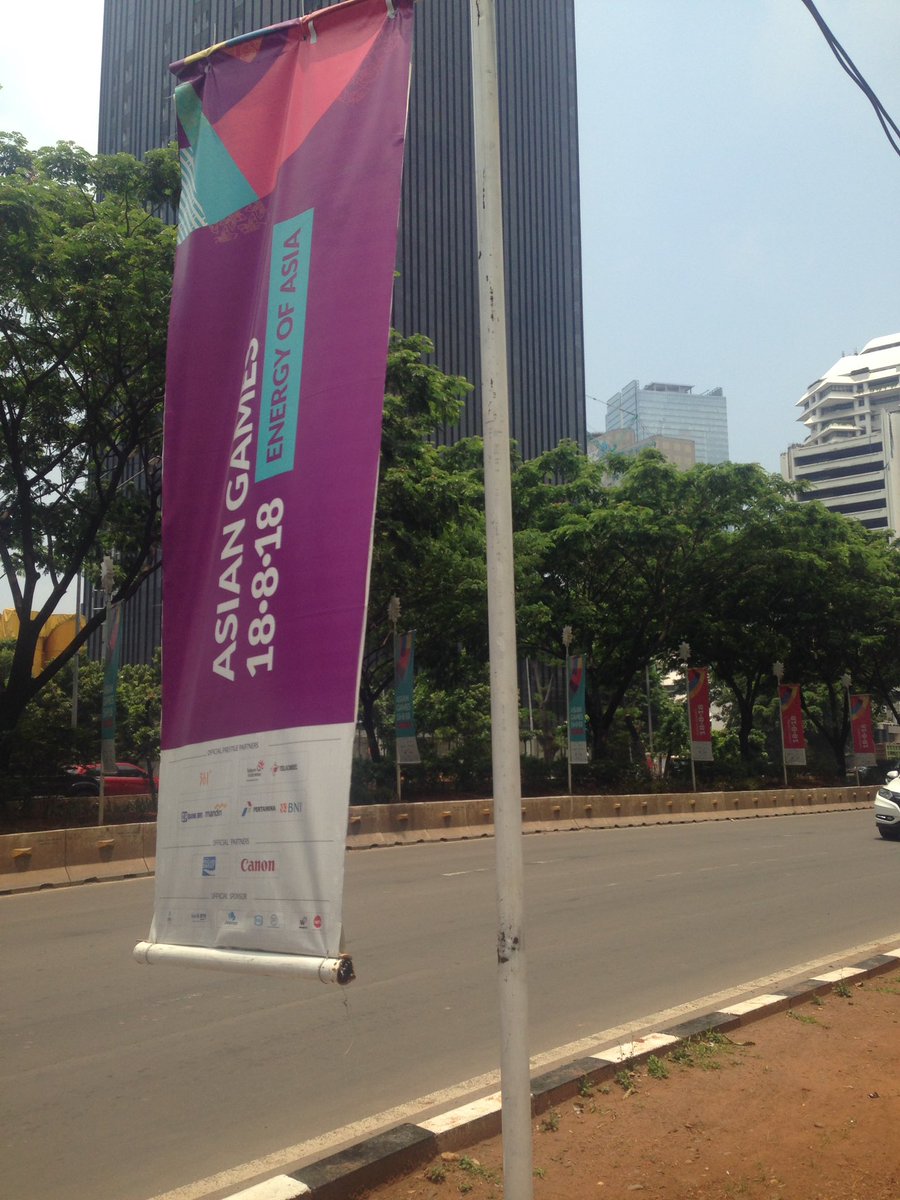 verisanovri's tweet photo. banner ini pembawa petaka. jam 11.30, saya kehantam n terjungkal sm ini banner ktk bersepeda di jl. sudirman. @Deputi3Menpora @B2WIndonesia https://t.co/FmvfJWysPk