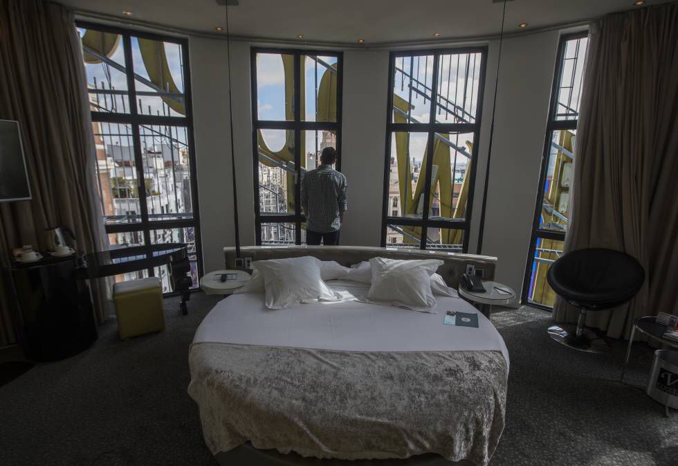 arquitect_viva's tweet photo. Madrid.
Al otro lado del neón de Schweppes 
Una visita al hotel Vincci Capitol.
https://t.co/ZDNwBEjWFw https://t.co/NbiCohIXVj