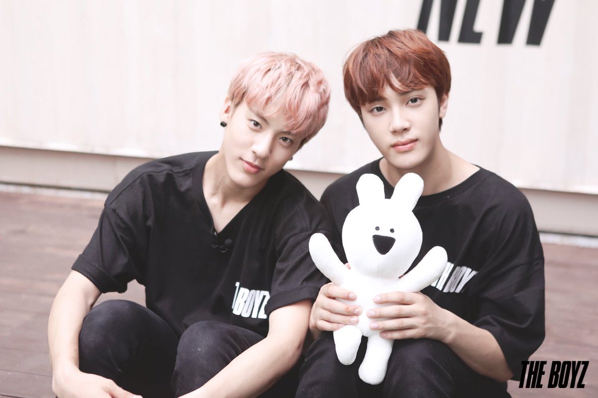 TheBoyzSpain_'s tweet photo. [FOTOS 21/10/2017]
#TheBoyz detrás de las cámaras del #FlowerSnack con #Eric, #Haknyeon, #Hyunjae, #Sunwoo y #Q https://t.co/wthPhXJuZk