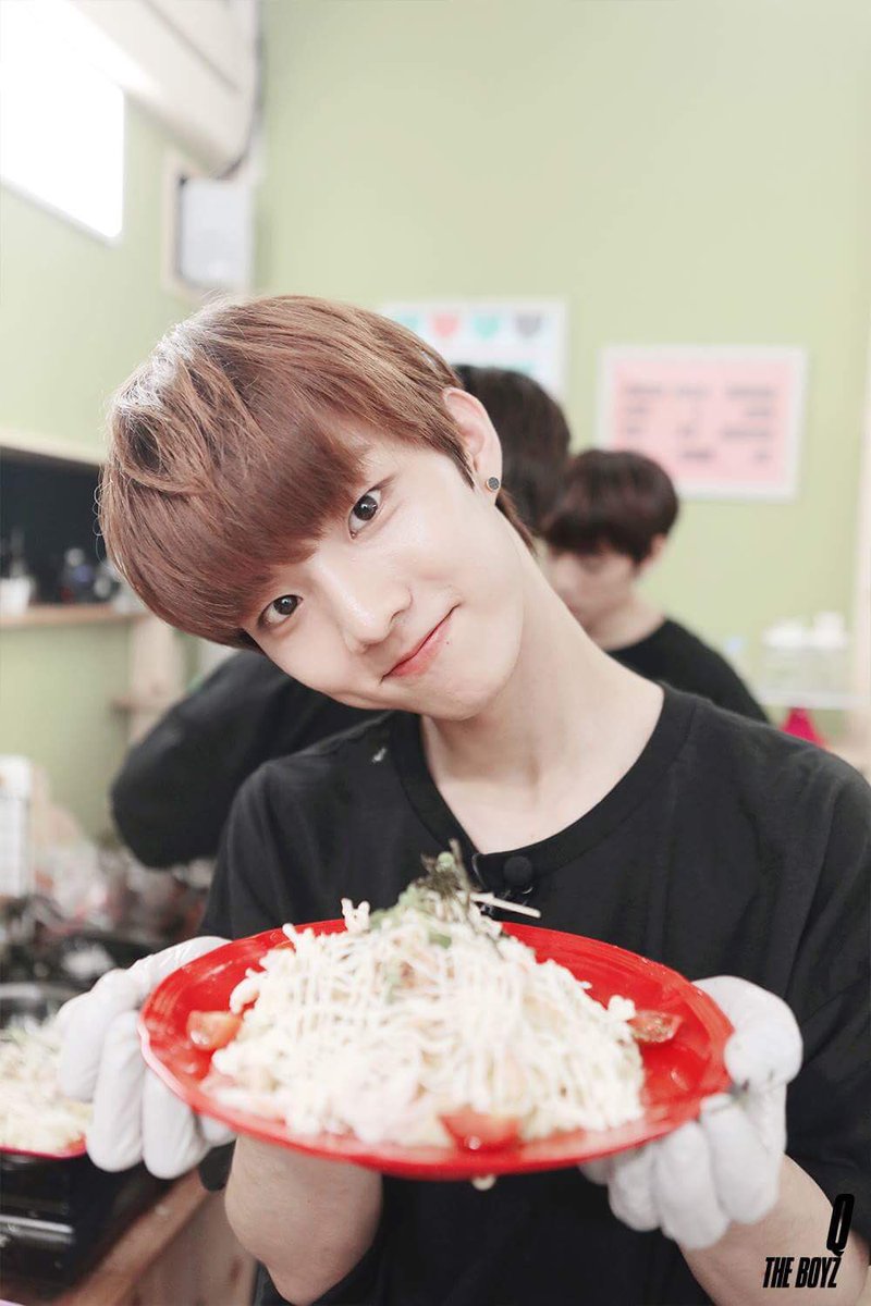 TheBoyzSpain_'s tweet photo. [FOTOS 21/10/2017]
#TheBoyz detrás de las cámaras del #FlowerSnack con #Eric, #Haknyeon, #Hyunjae, #Sunwoo y #Q https://t.co/wthPhXJuZk
