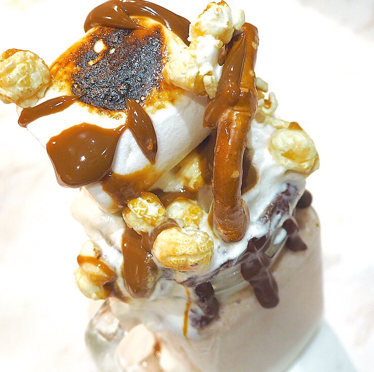 Looking for a little gift for someone? Check out these DIY Freakshake kits from @bakesbox 🛍 #baking #gift #giftbuying #christmas #presents