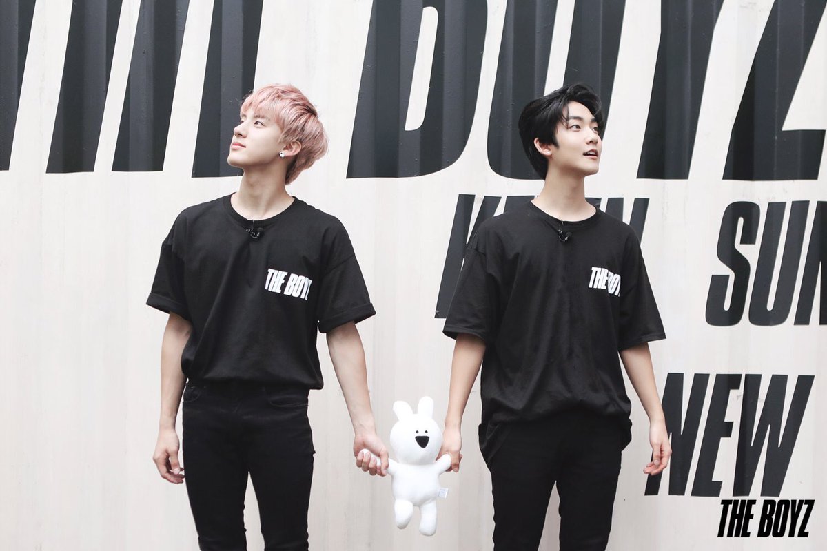 TheBoyzSpain_'s tweet photo. [FOTOS 21/10/2017]
#TheBoyz detrás de las cámaras del #FlowerSnack con #Kevin, #Q, #Jacob, #Hwall, #Younghoon, #New, #Juyeon y #Eric https://t.co/mqHBGAyDvI