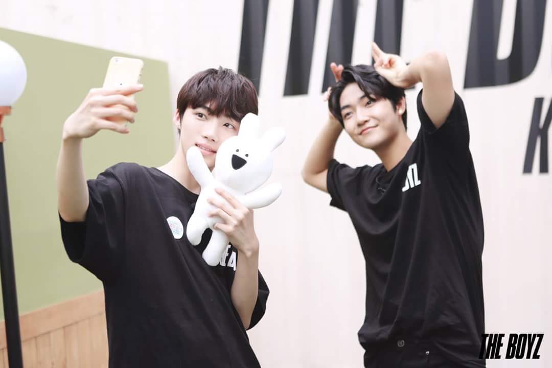 TheBoyzSpain_'s tweet photo. [FOTOS 21/10/2017]
#TheBoyz detrás de las cámaras del #FlowerSnack con #New, #Kevin, #Q, #Jacob y #Kevin https://t.co/euc5gmSsbN