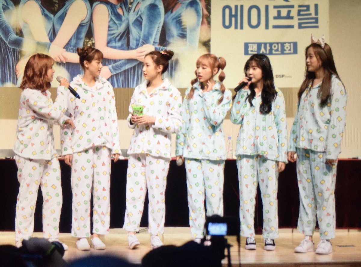 April_TH's tweet photo. 🔺 คอนเซ็ปท์งาน fan sign วันนี้คือชุดนอนชินจัง น่ารักกกก~~ #APRIL #에이프릴 #April_TH https://t.co/s1Mjd40zY2