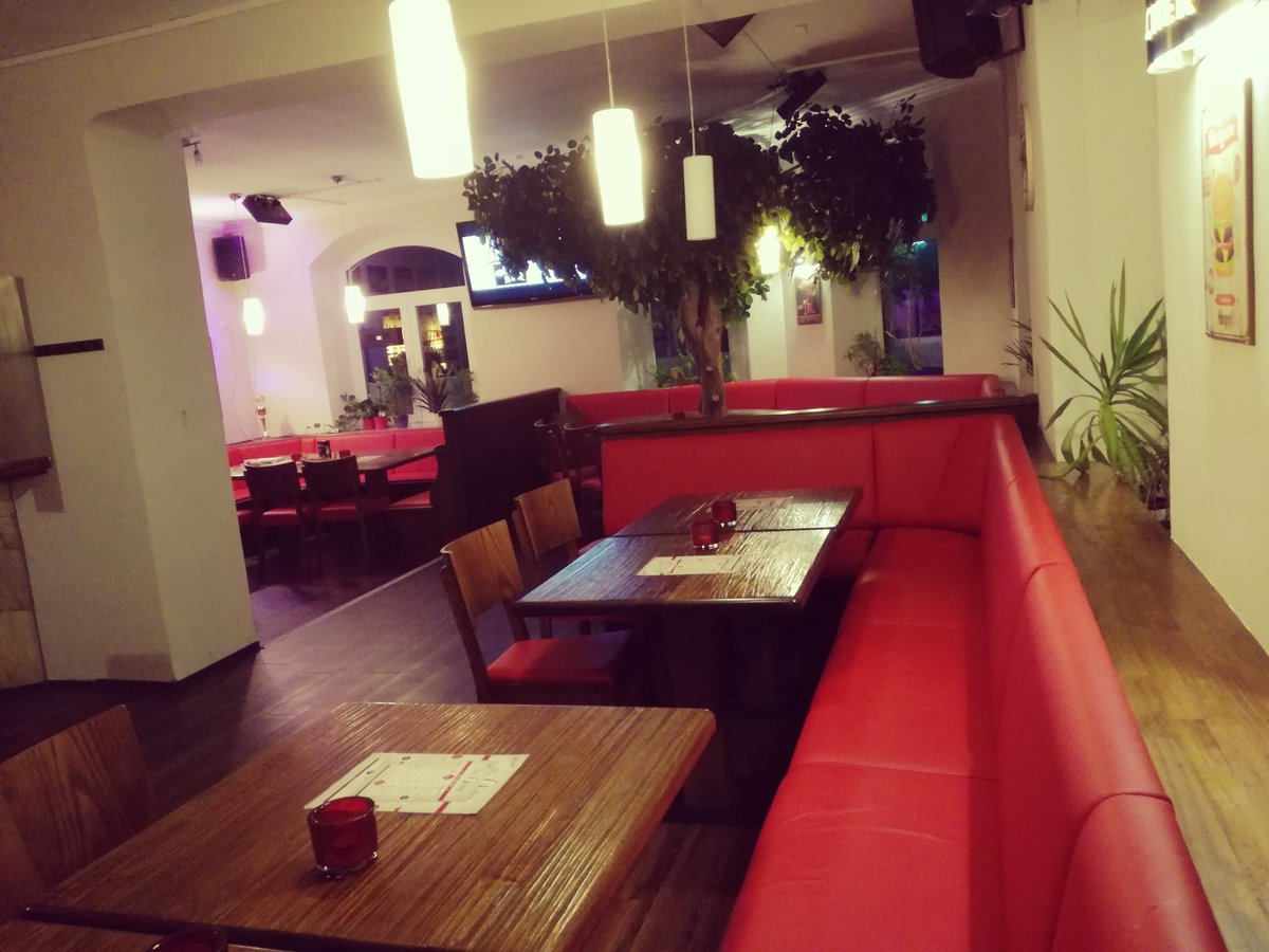 UncleFraenk's tweet photo. Heute @UncleFraenk ab 14 Uhr, wie jeden Sonntag im schönen @NeustadtAisch1 #kaffeundkuchen.
Ab 17uhr #lecker #burger u.mehr @IamBavaria https://t.co/K99F4xYDWk