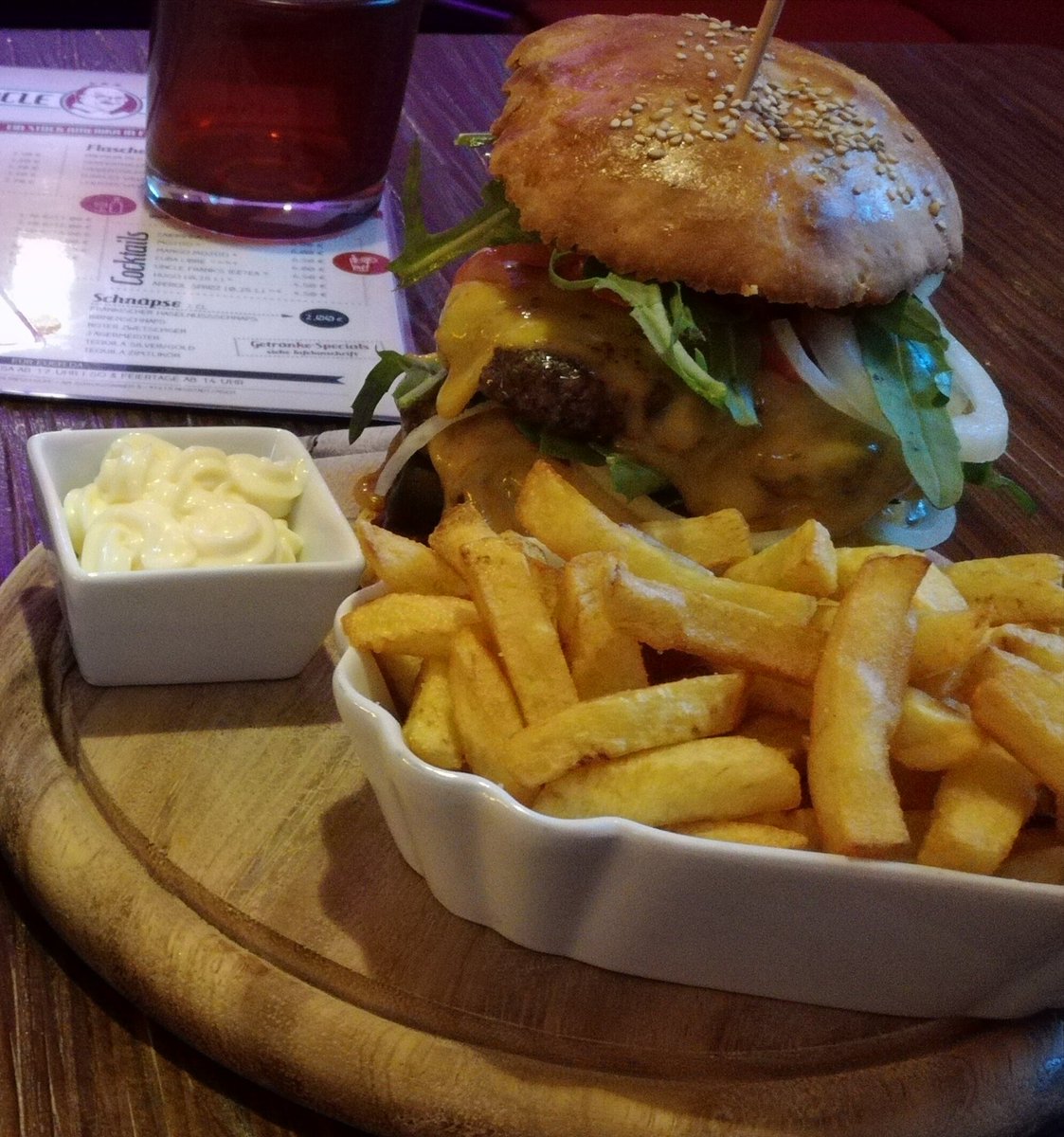 UncleFraenk's tweet photo. Heute @UncleFraenk ab 14 Uhr, wie jeden Sonntag im schönen @NeustadtAisch1 #kaffeundkuchen.
Ab 17uhr #lecker #burger u.mehr @IamBavaria https://t.co/K99F4xYDWk