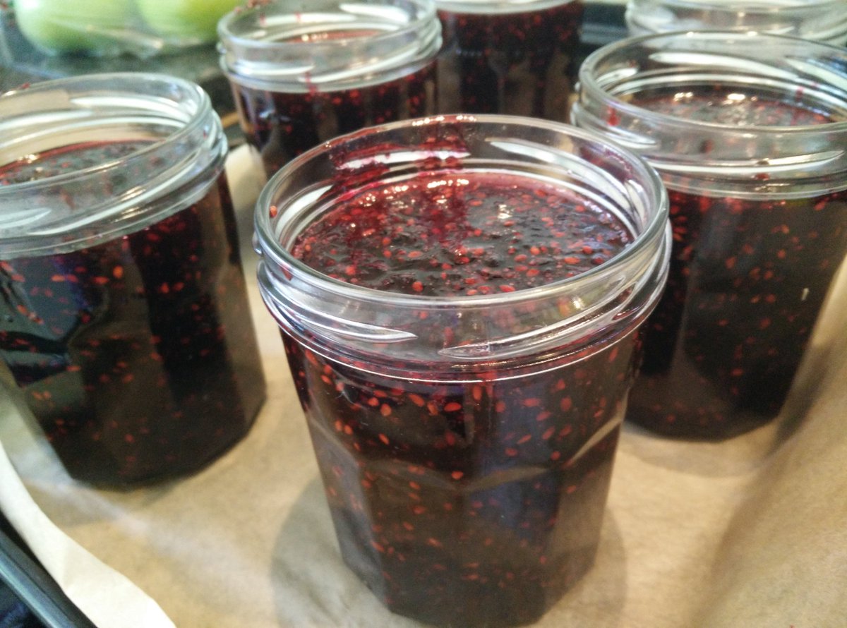 FamilyHeadChef's tweet photo. First batch of #blackberryjam complete! Final calculation = 35p per jar to make #frugalliving #foodsavings #homemadejam #cheapbreakfast https://t.co/2ICE4UfjCt