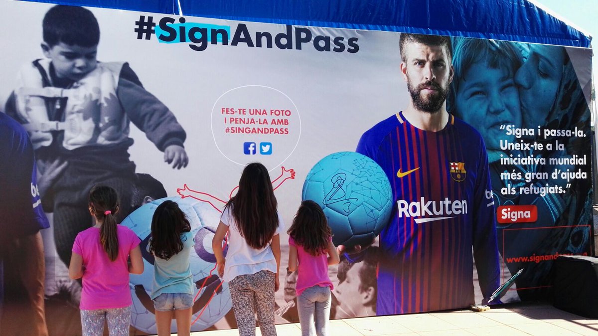 FundacioFCB's tweet photo. Seguim a la #FestaSupers amb moltes ganes de jugar i reflexionar x junts #contraelbullying i a favor dels refugiats #signandpass https://t.co/UZcjYW47C4