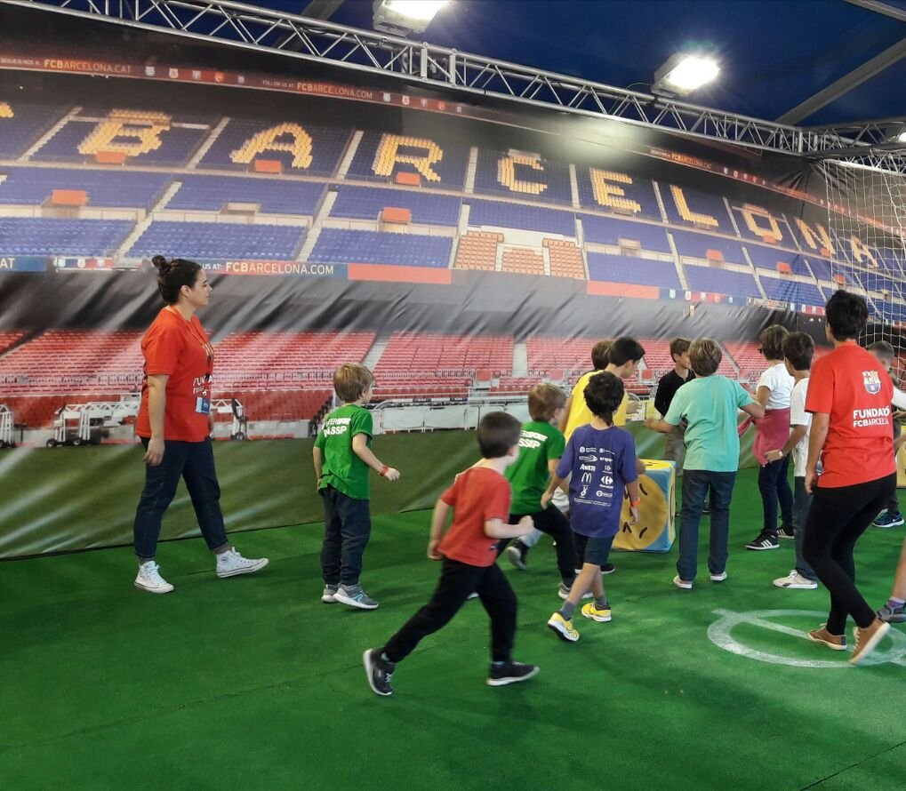 FundacioFCB's tweet photo. Seguim a la #FestaSupers amb moltes ganes de jugar i reflexionar x junts #contraelbullying i a favor dels refugiats #signandpass https://t.co/UZcjYW47C4