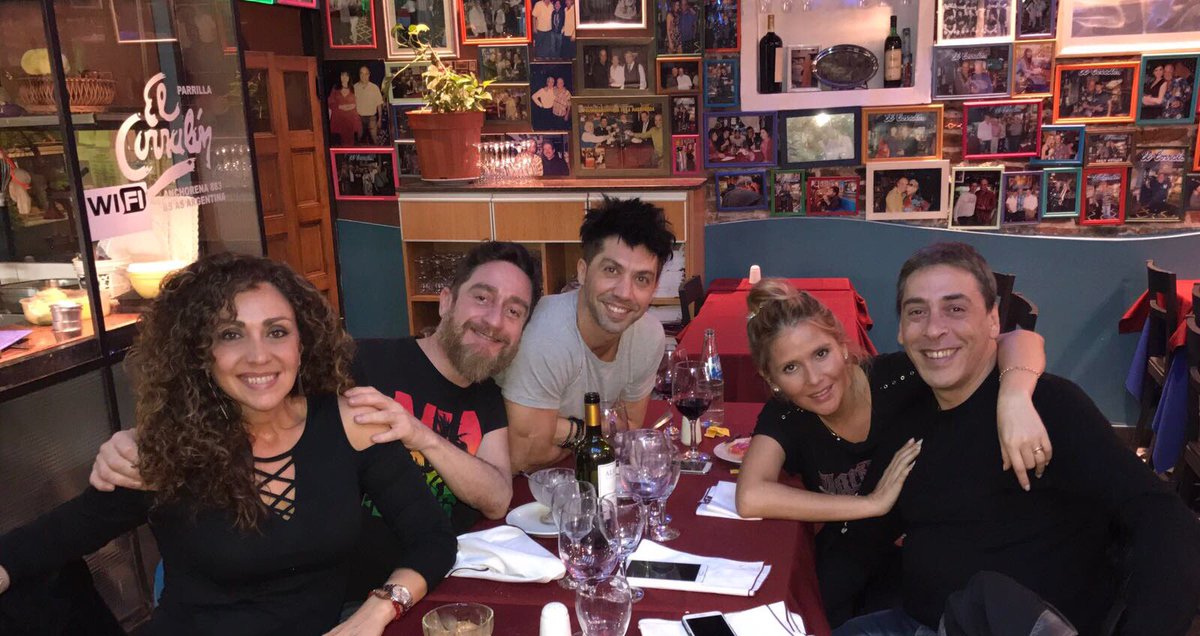 EMILIANORELLA's tweet photo. Noche de amigos en #ElCorralon @guillecorralon @renebertrandok @belengimenezok @alepakerok @sabrinaolmedo 🎉 https://t.co/2Ca1DwSX0P