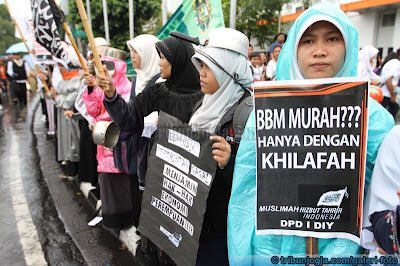 NapiPKS's tweet photo. Kader2 HTI ketika demo kenaikan harga BBM di jaman SBY..Harga BBM pun dihubungkan dgn Khilafah??😳🙄 https://t.co/mJ0YwHqWUW