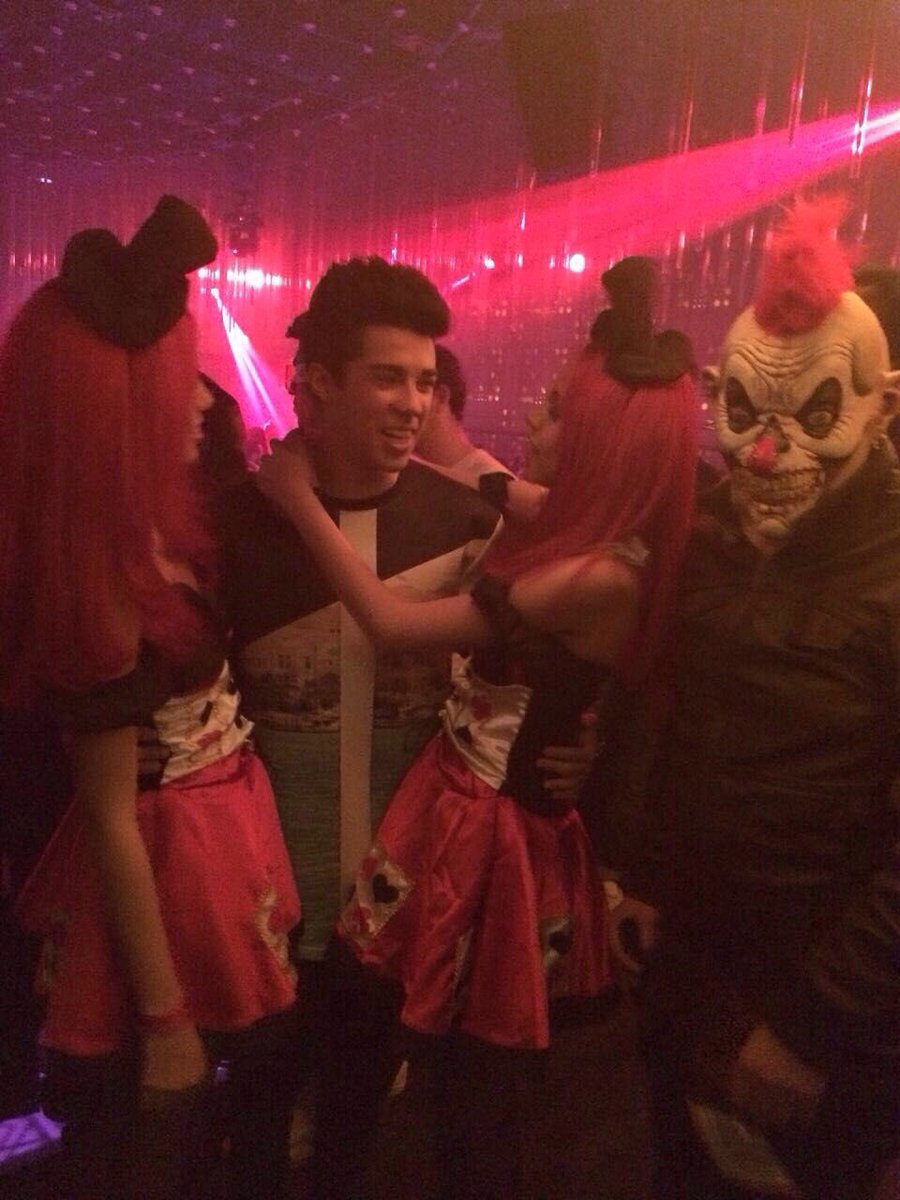 ChiaraPriscila2's tweet photo. Una del año pasado con el señorito @mariobautista_  y un payaso que se coló en la foto.😂🎃👻 https://t.co/Rik9VQmwPx