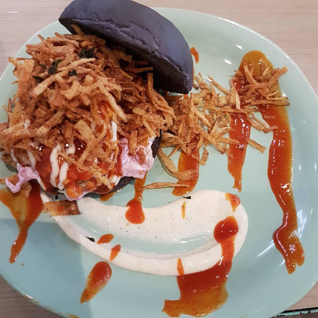 thewanker's tweet photo. #SpicyFriedChickenBurger #SundayLunch w/ my bro Joepet @ #LostBread @ #eatigo_ph 50%Off #CulinaryJourney #FoodTrip #Travel #Backpacking #F4F https://t.co/lTXVEmEU0I
