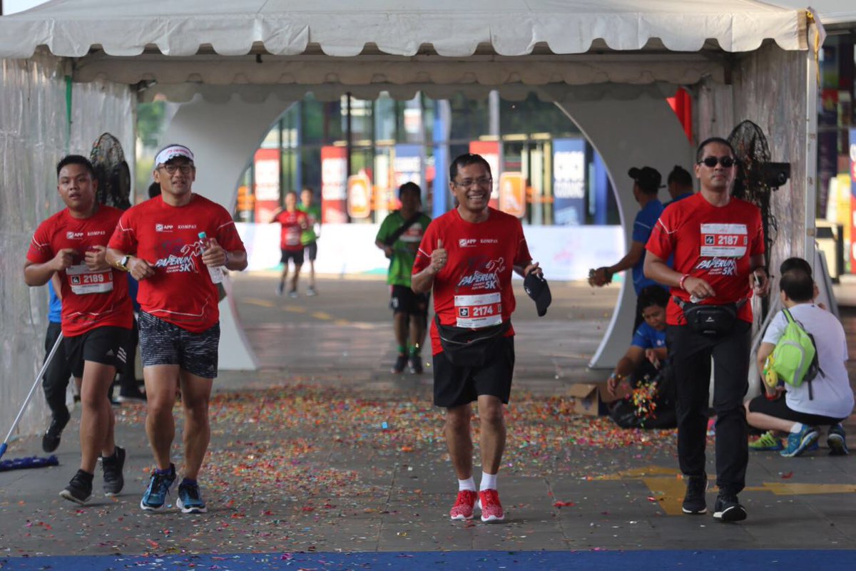 Emmykuswandari's tweet photo. Semangat runners! Ayo Pak @Salehhusin63 keep running.
#Paperun2017 https://t.co/QTbJSU3oTG