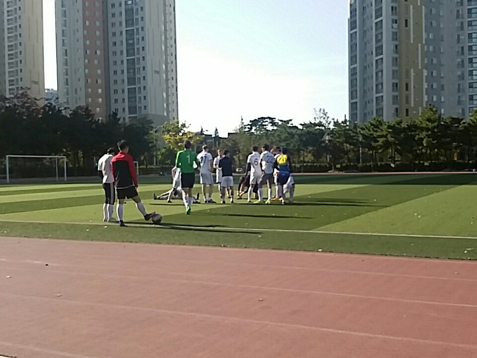 intersuwon's tweet photo. Mighty mighty Suwon back in action. 

We are playing a match somewhere against a team whose name I don't know. Apparently they're second. https://t.co/wwOvaACpe9