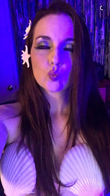 Happy birthday to the prettiest mermaid @AmberLily !!!! Love this lady to pieces! https://t.co/L6uzj