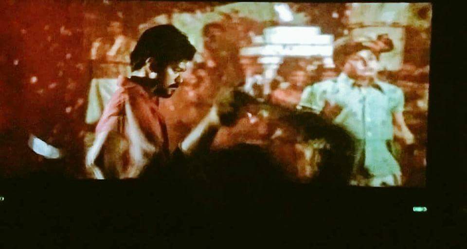 prasa_vfc's tweet photo. MGR விஜய் ❤️😍😍😍😍😍😎😎😎😎😎😎

இந்த சீன் வரப்பா தியேட்டர் இரண்டு ஆய்டிச்சி 

அட்லீ வெறித்தன விஜய் ரசிகனா இருப்பான் போல 🙏😎 https://t.co/ddVNr4g03u