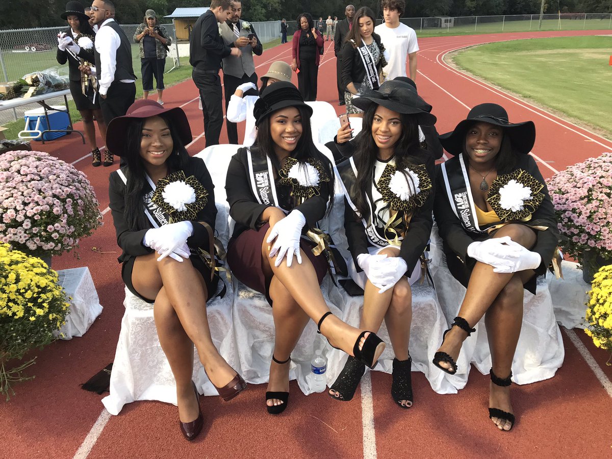 StashiaD_'s tweet photo. last homecoming 💔 #SeniorYear https://t.co/vZLPwmo1Vx