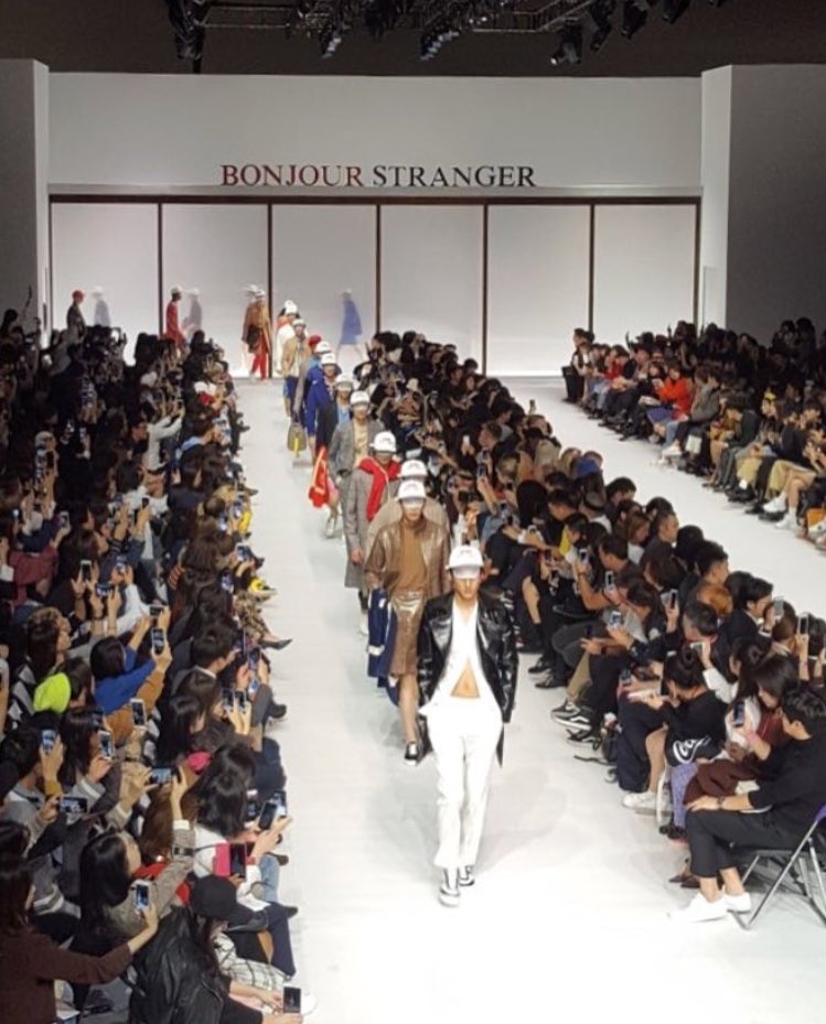 bboziidiary's tweet photo. #SFW18SS Beyond Closet ที่จบลงไปเมื่อวาน มาในคอนเซป ‘Bonjour Stranger’ เรียบหรูแต่ก็ยังแฝงความเป็น BC ความลวดลาย มีน้องหมาเหมือนเดิม https://t.co/cqlE2f4d7w