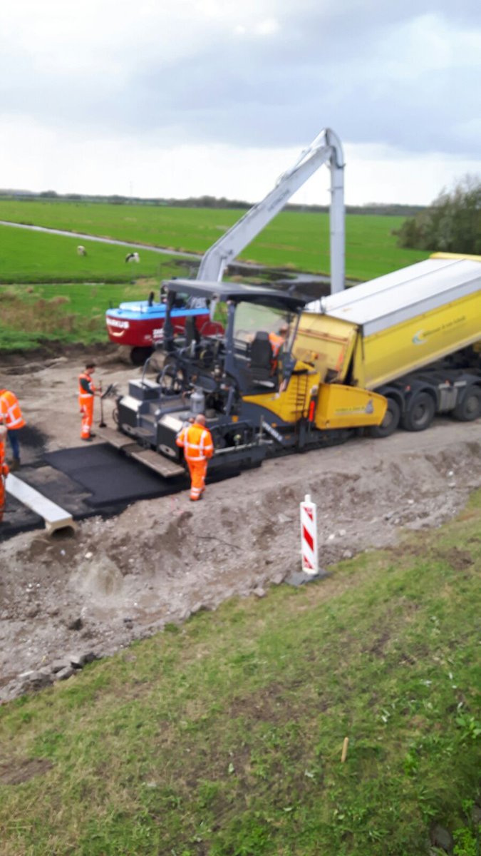 IODS_ZH's tweet photo. Zaterdag is de onderlaag geheel aangebracht. https://t.co/6OMjwTEmNo