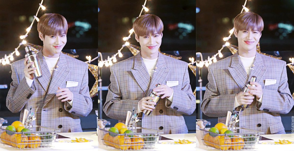 leedscatcher525's tweet photo. 161021 V앱 태민 루프탑 라이브 캡쳐
표정만큼은 1등 바텐더 https://t.co/iC3vtV7eUo