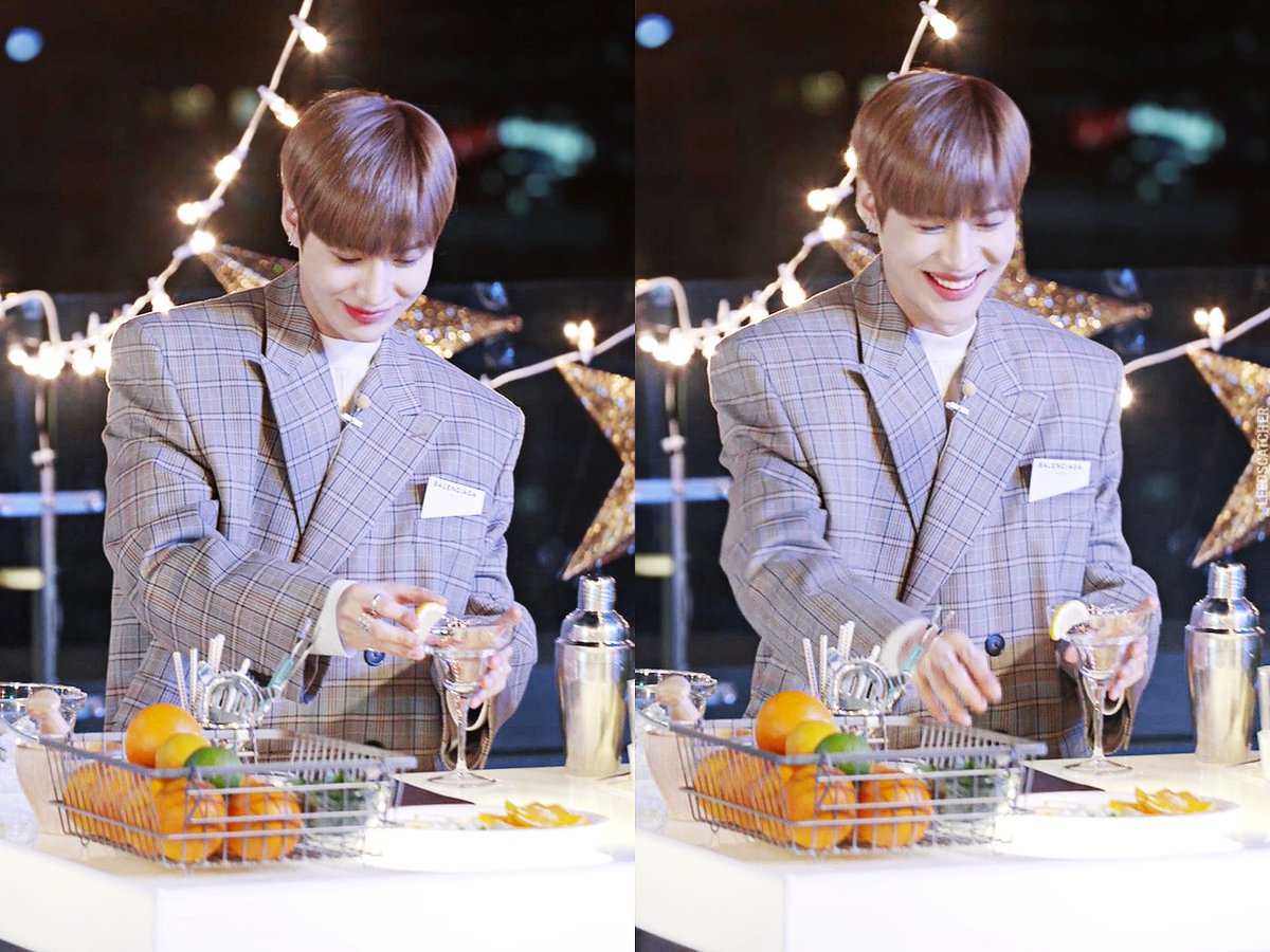 leedscatcher525's tweet photo. 161021 V앱 태민 루프탑 라이브 캡쳐
칼집두 안내고 레몬 힘으로 꽂아버리기 https://t.co/fp2S74aNa9