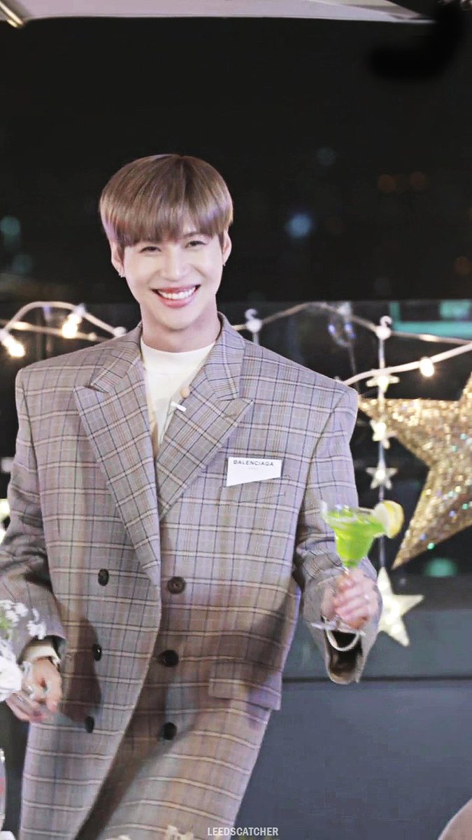 leedscatcher525's tweet photo. 161021 V앱 태민 루프탑 라이브 캡쳐
칼집두 안내고 레몬 힘으로 꽂아버리기 https://t.co/fp2S74aNa9