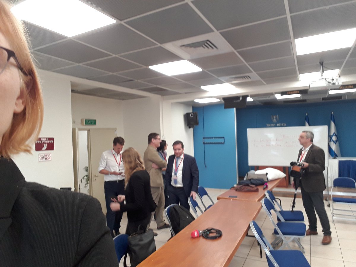 kadrheinpfalz's tweet photo. Am Amtssitz von Staatspräsident Netanjahu. Wartezone für Journalisten. #Israel #Dreyer Bundesratspräsidentin spricht mit Regierungschef https://t.co/NpTuntT3YV