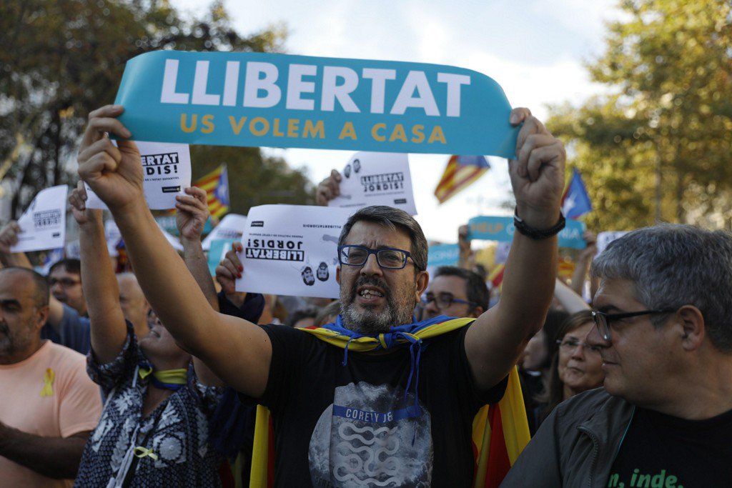 CBSNews's tweet image. Spanish prime minister aims to take over Catalan government cbsn.ws/2xdEOMq