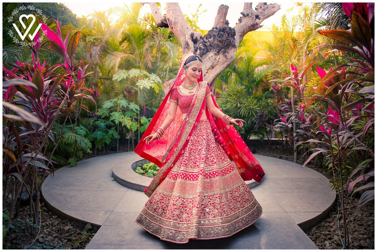 vedastories's tweet photo. Beautiful💖 things Dnt ask 4 Attention😍!
4 everything else, @arjunkartha #photography 📷 is there!
#SayNoToDefault #wedding #Dubai30x30 #love https://t.co/KHeD5OX9h6