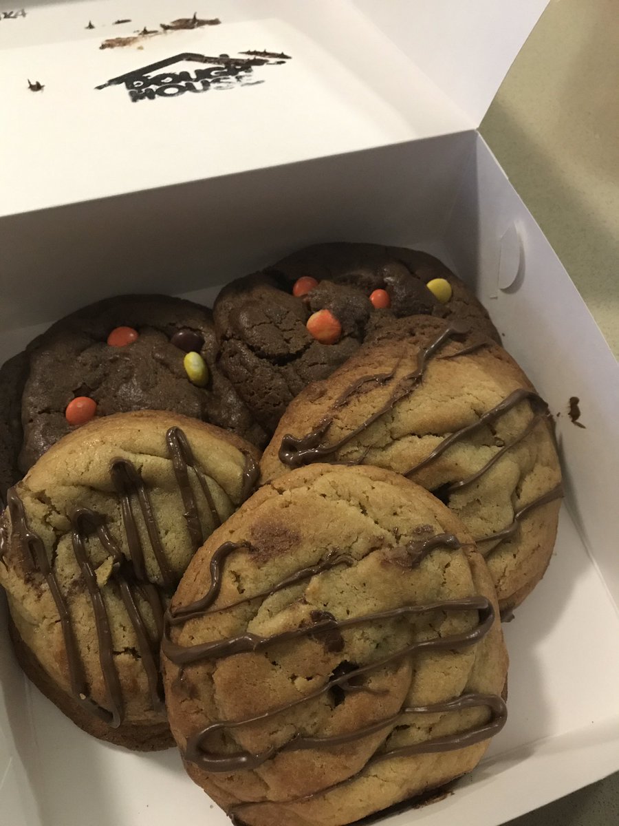 kaispirit2's tweet photo. Cookies delivered right to your front door #dangerous #freshbakedgoodies @doughhouse_ https://t.co/iZkOntJIAX