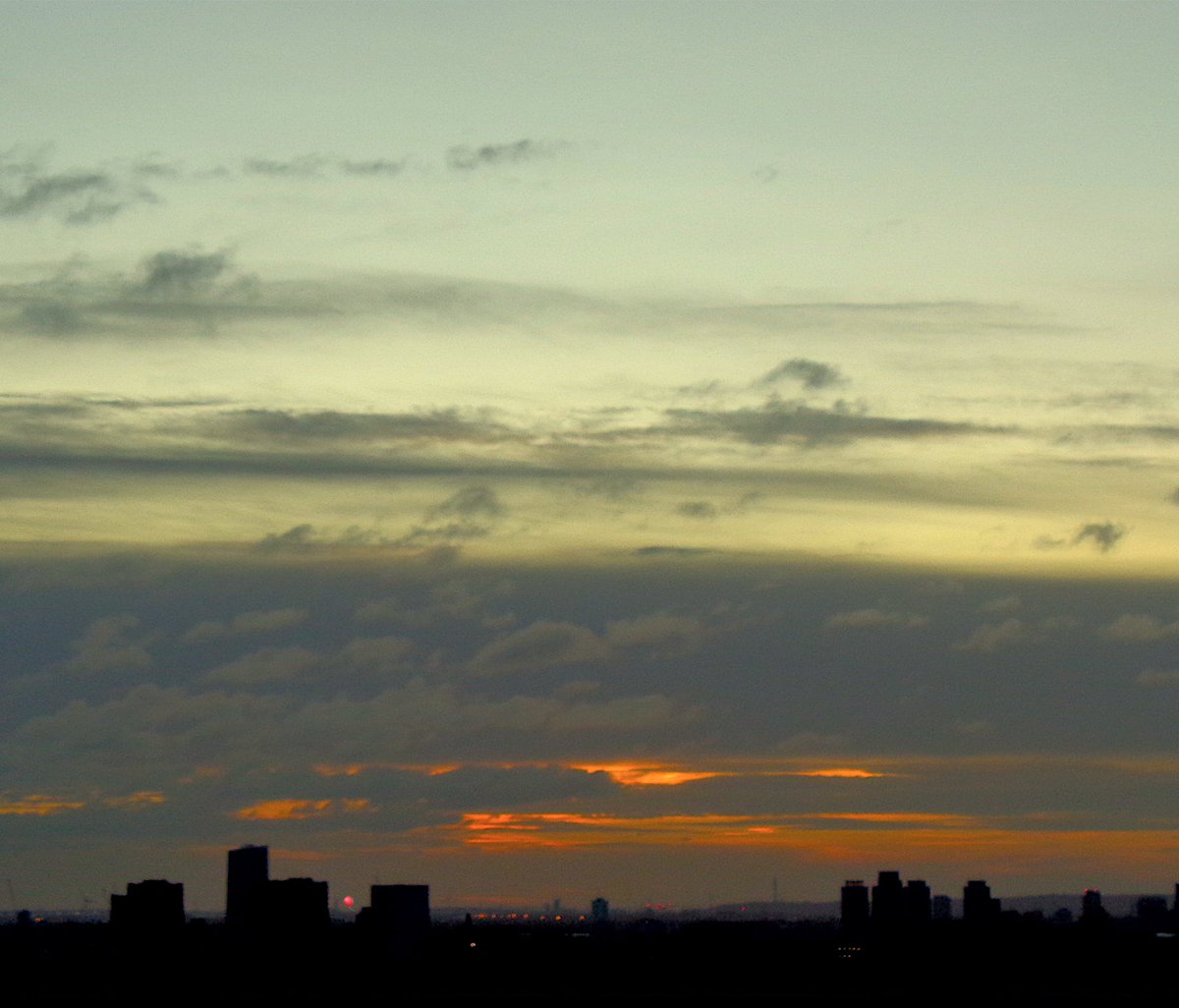 UnbesetztSynth's tweet photo. Exposed 'exposure' over #VictoriaPark #diesSolis #Kühlschrank #Lasche @BecksNudds @reedandcaroline @drunkenpoet92 @VeryRecords :: Halo 🌓! https://t.co/n2DP4CLm7K