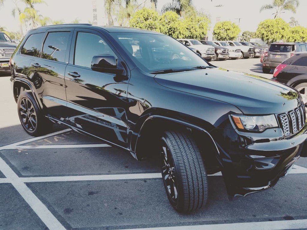 AmmoSkater's tweet photo. Newest addition to the family! 2018 Jeep Grand Cherokee #staffselect #babymobile #blackbeauty https://t.co/pmRpFiO9NZ https://t.co/0gYHz13kb5
