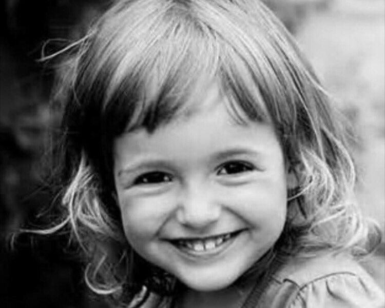 Ve yüzüm gördüğüm her çocukla
Tebessümle dolar.

Huzurlu, güzel bir gün umudu ile...