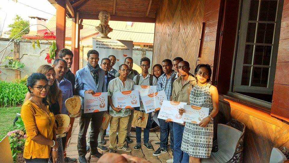 orange_mg's tweet photo. Remise des prix et certificats du concours au niveau national #Madagascar #EclubOrange #POESAM #RSE édition 2017, hier au centre #INCUBONS https://t.co/nmvHAiw5cF