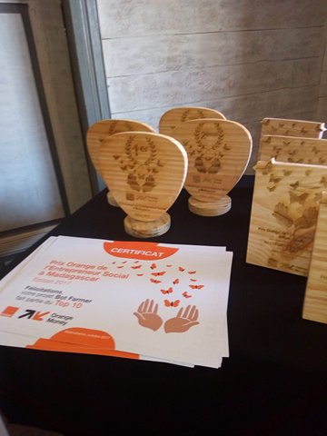 orange_mg's tweet photo. Remise des prix et certificats du concours au niveau national #Madagascar #EclubOrange #POESAM #RSE édition 2017, hier au centre #INCUBONS https://t.co/nmvHAiw5cF