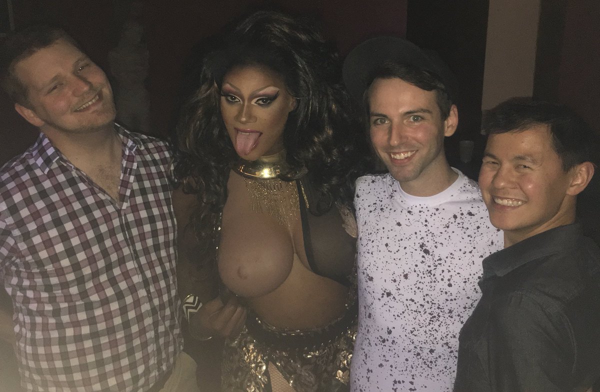 professorplum69's tweet photo. Fortunate to see the winner of @RuPaulsDragRace #AllStars3 aka @ChiChiDeVayne #SheDontGetReady #SheStayReady #TittyOut https://t.co/msNHR6M9ES